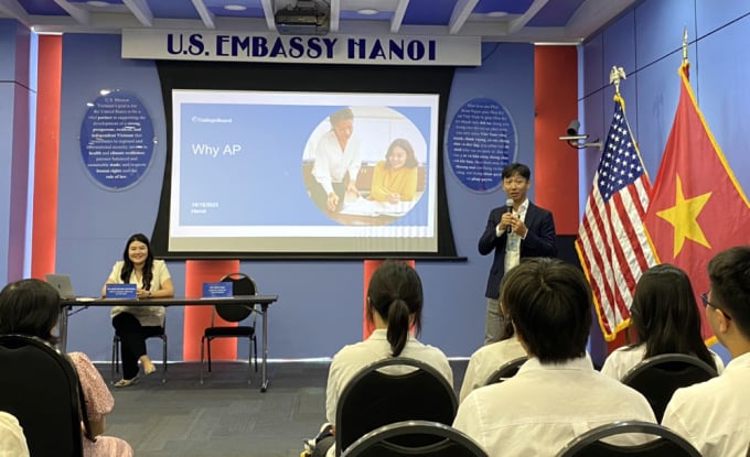 Herr Haike Zhao (stehend) und Frau Doan Nguyen Van Khanh bei der Austauschsitzung über AP in der US-Botschaft in Hanoi am 18. Oktober. Foto: Binh Minh