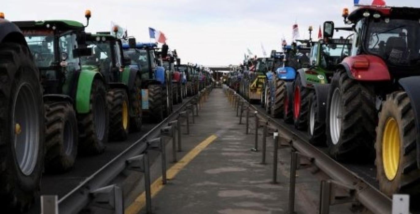 Une loi française sur les camions en acier pour protéger les aliments des manifestations généralisées des agriculteurs en Europe, photo 1