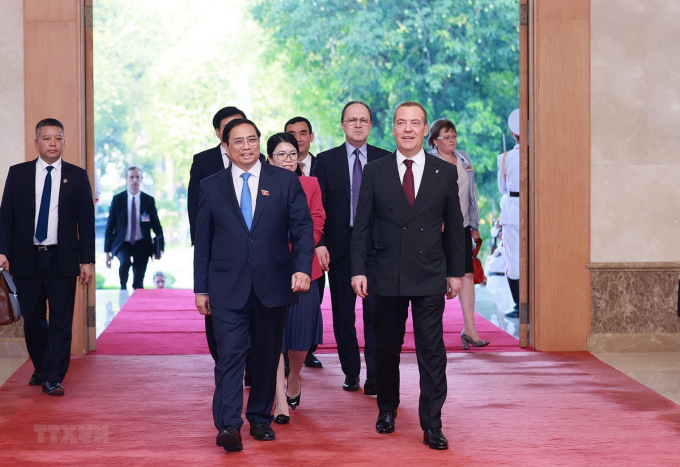 El primer ministro Pham Minh Chinh y el presidente del partido Rusia Unida, Medvedev, en la sede del gobierno hoy. Foto: VNA