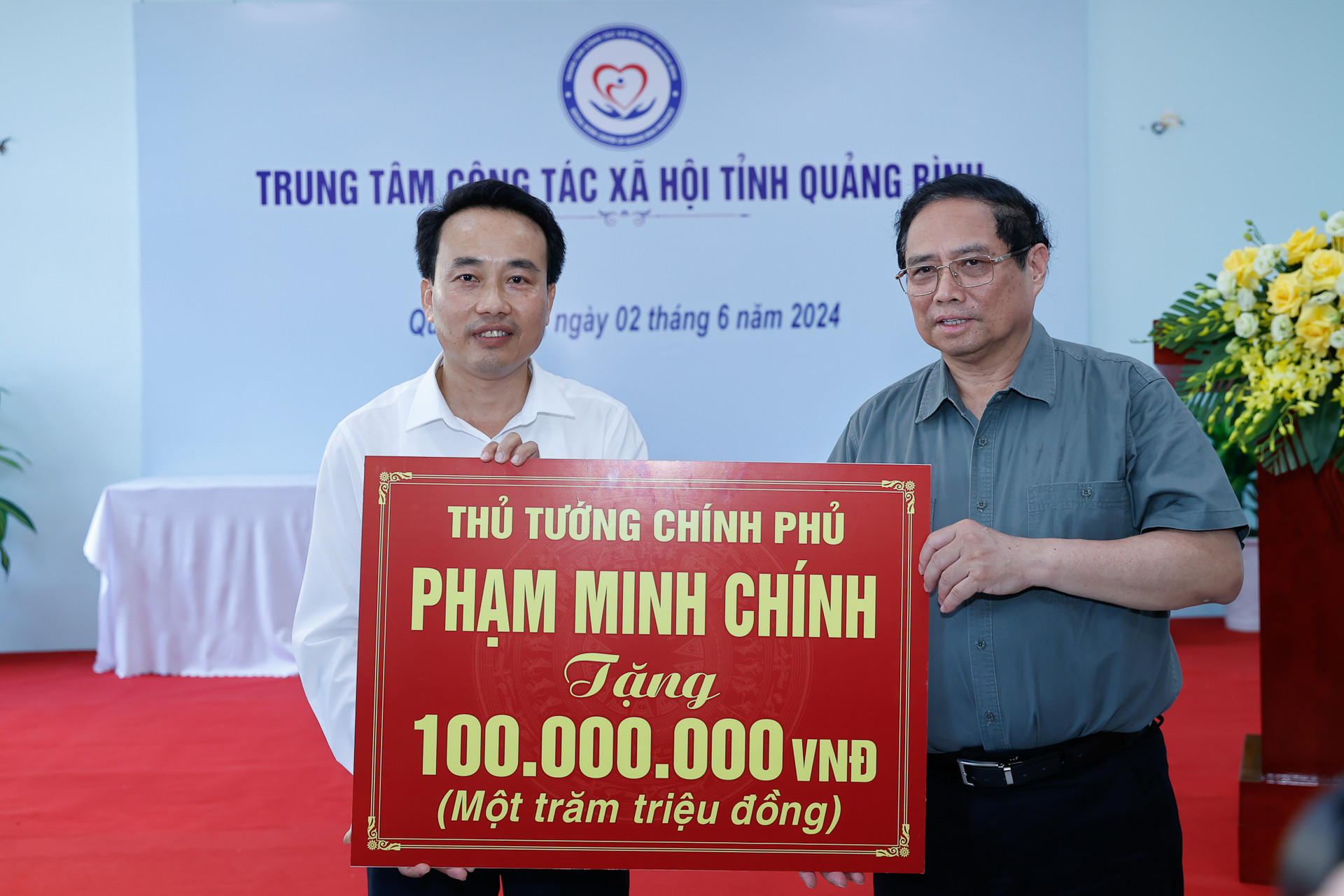 Thủ tướng thăm, tặng quà người có công và trẻ em, người khuyết tật tại Quảng Bình- Ảnh 5.