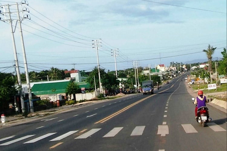 Una sección de la Carretera Nacional 26B a través de Khanh Hoa.