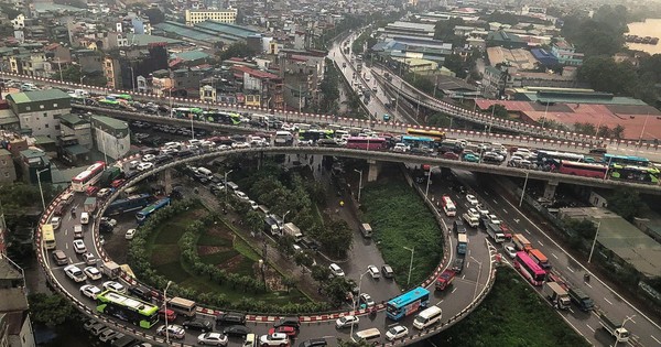 สะพานวินห์ตุ้ยมีการจราจรคับคั่งเป็นอย่างมากเป็นเวลาหลายชั่วโมง