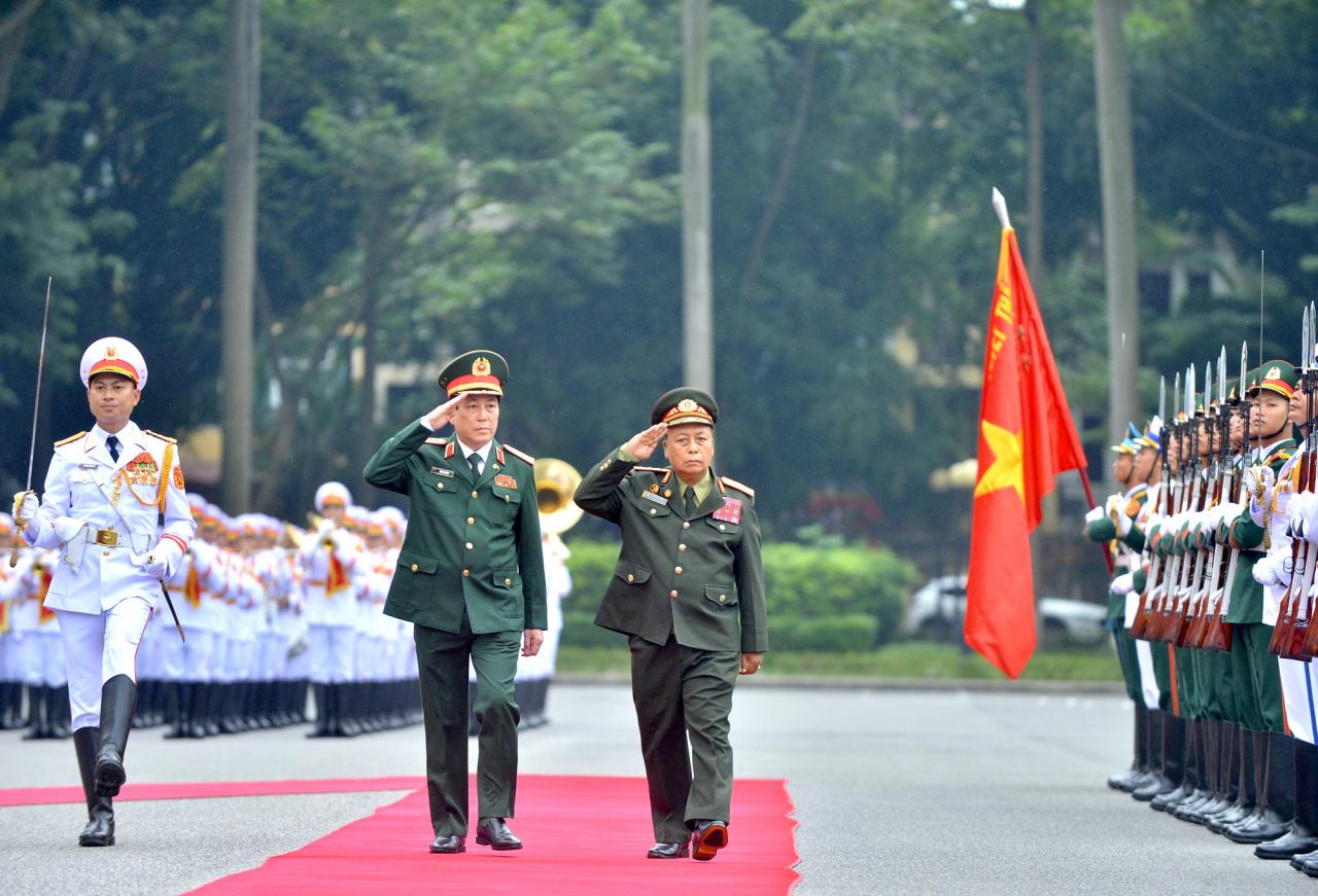 នាយឧត្តមសេនីយ៍ Luong Cuong អញ្ជើញជាអធិបតីក្នុងពិធីស្វាគមន៍ប្រធាននាយកដ្ឋាននយោបាយទូទៅនៃកងទ័ពប្រជាជនឡាវ។