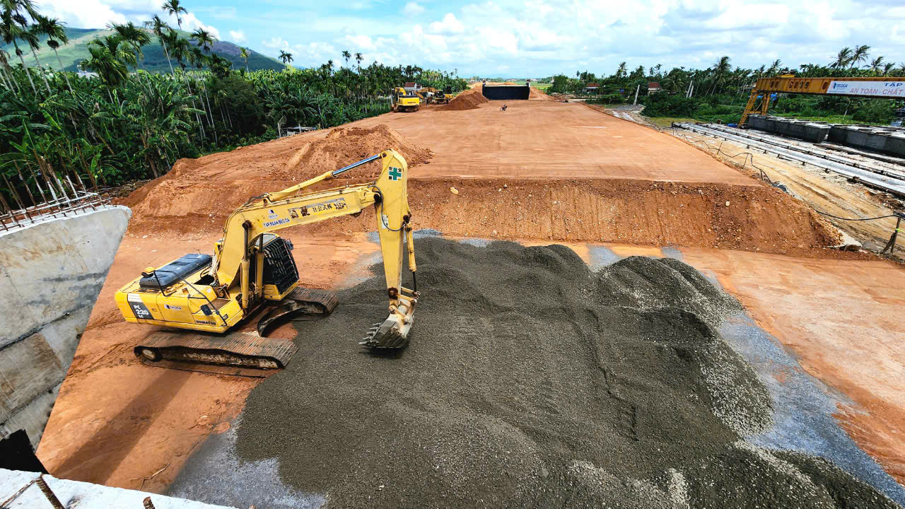 Chuyển biến lớn trên công trường cao tốc Quảng Ngãi - Hoài Nhơn- Ảnh 1.