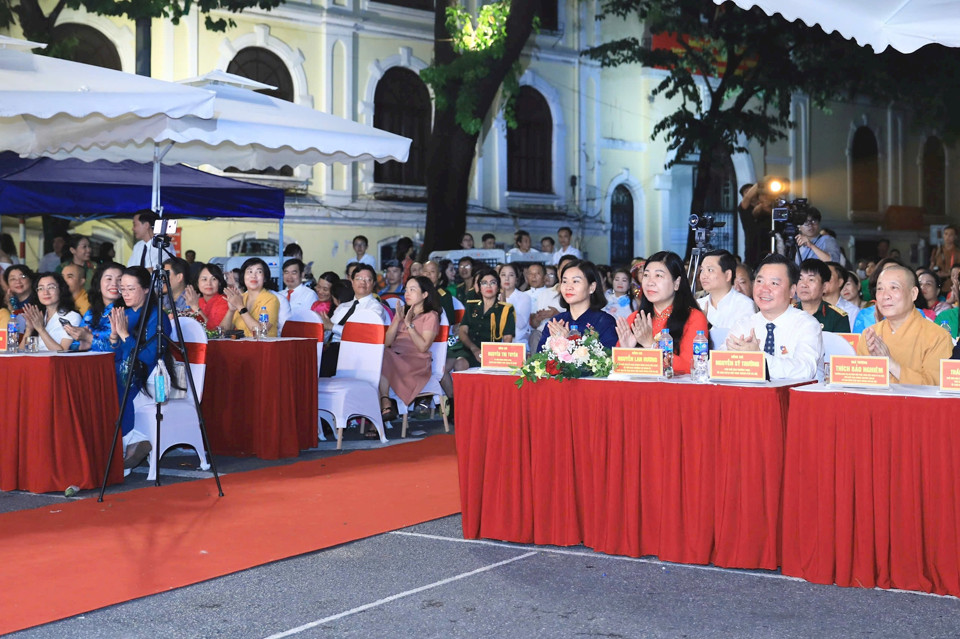 La secrétaire adjointe permanente du Comité du Parti de Hanoi, Nguyen Thi Tuyen, la présidente du Comité du Front de la Patrie du Vietnam de Hanoi, Nguyen Lan Huong, ainsi que des délégués, des fonctionnaires et des habitants de la capitale ont assisté au programme.