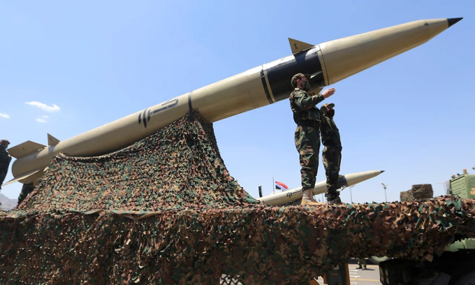 Tên lửa của lực lượng Houthi trong lễ diễu binh tại Sanaa, Yemen, hôm 21/9. Ảnh: AFP
