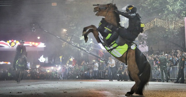 Mobile Polizei und Kavallerie treten anlässlich des 140. Jahrestages des Yen-Aufstands auf