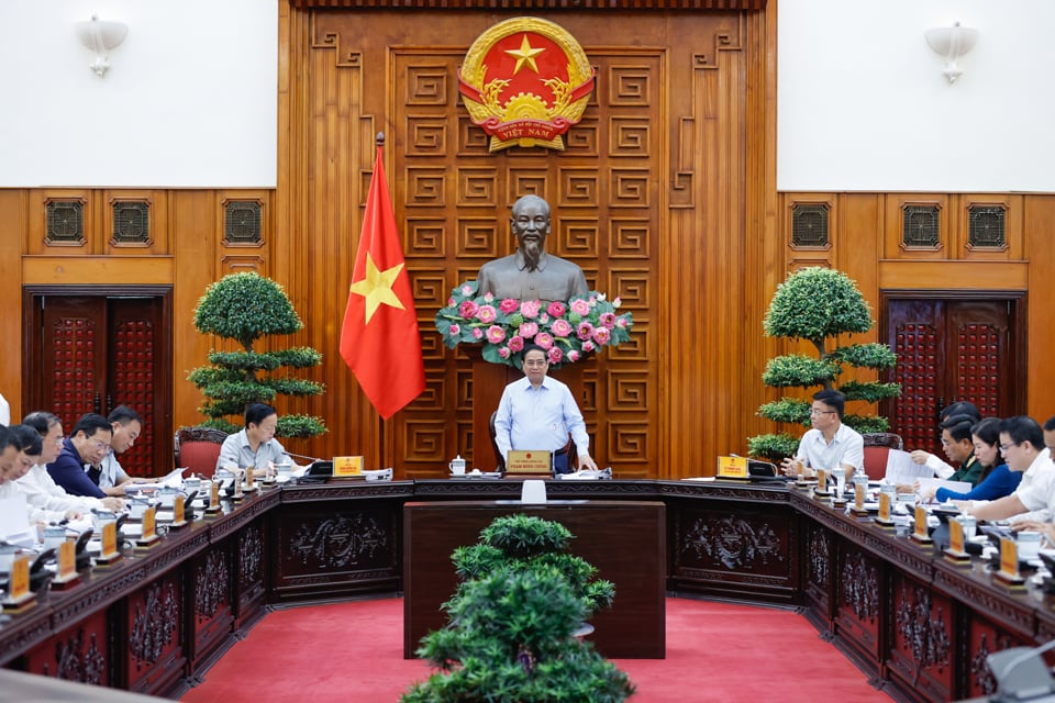 Le Premier ministre a demandé aux agences de présidence de synthétiser pleinement les opinions des agences et organisations concernées, d'absorber les commentaires valables et de finaliser rapidement le dossier du projet de loi - Photo : VGP/Nhat Bac