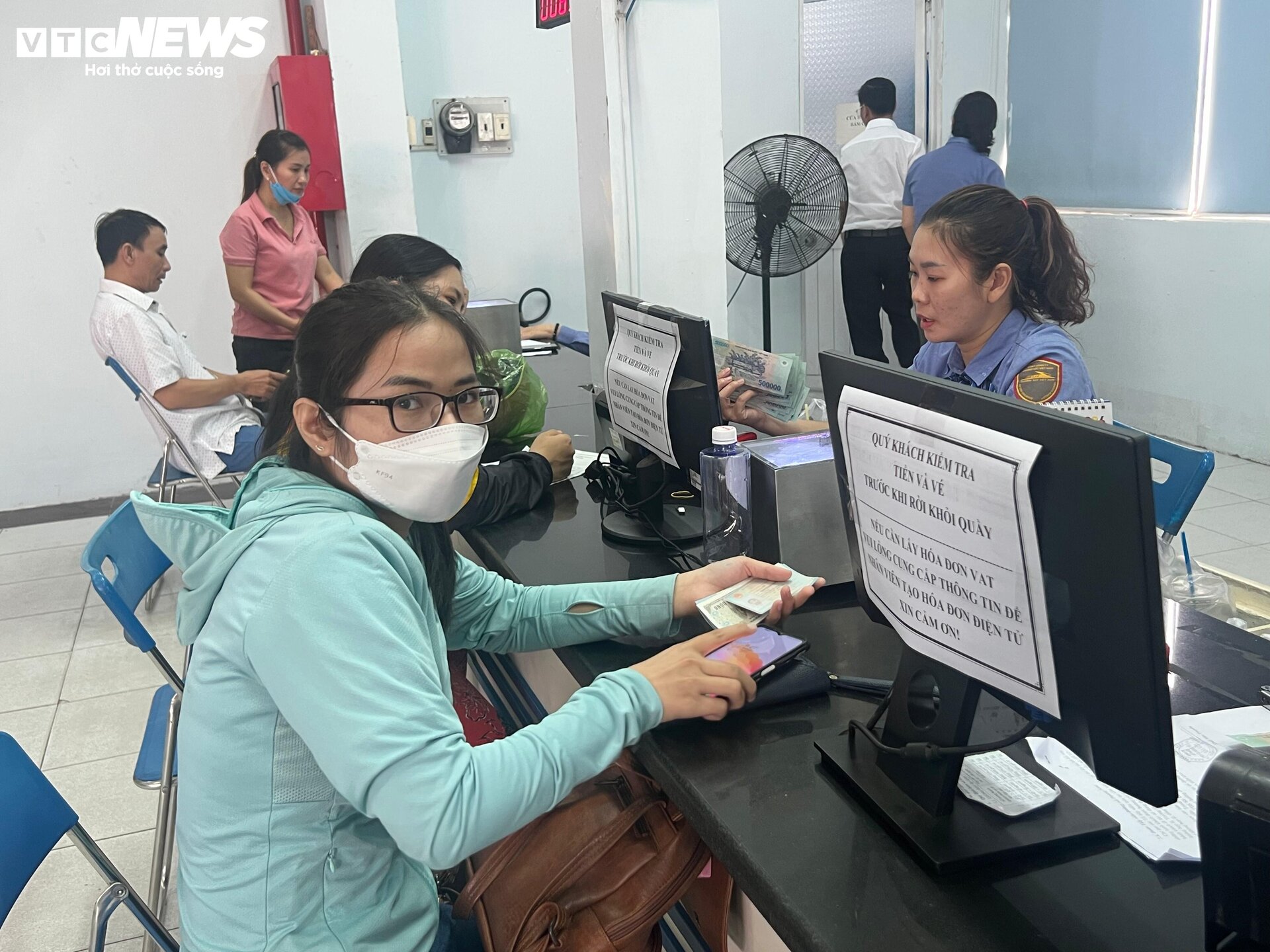 Der Bahnhof Saigon eröffnet am ersten Tag den Tet-Ticketverkauf, die Leute kaufen problemlos Tickets - 6