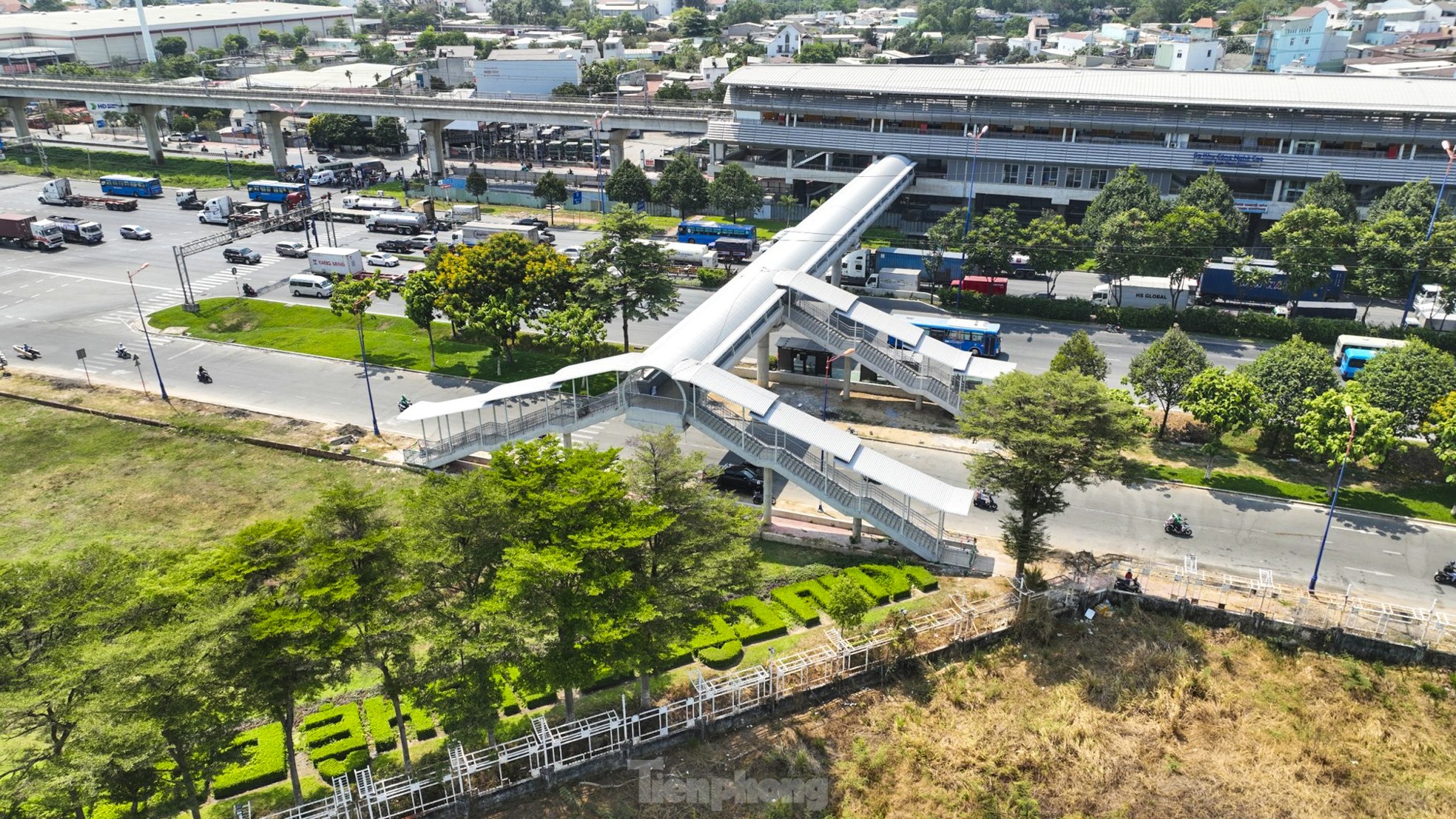 Baufortschritt der Fußgängerbrücke der U-Bahnlinie 1 in Ho-Chi-Minh-Stadt Foto 10