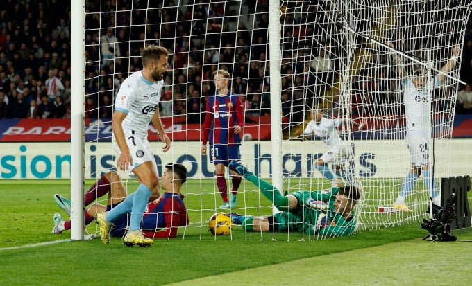 Cristhian Stuani ghi bàn ấn định thắng lợi 4-2 cho Girona trước Barca ở vòng 16 La Liga trên sân Olympic, Barcelona ngày 10/12. Ảnh: Reuters