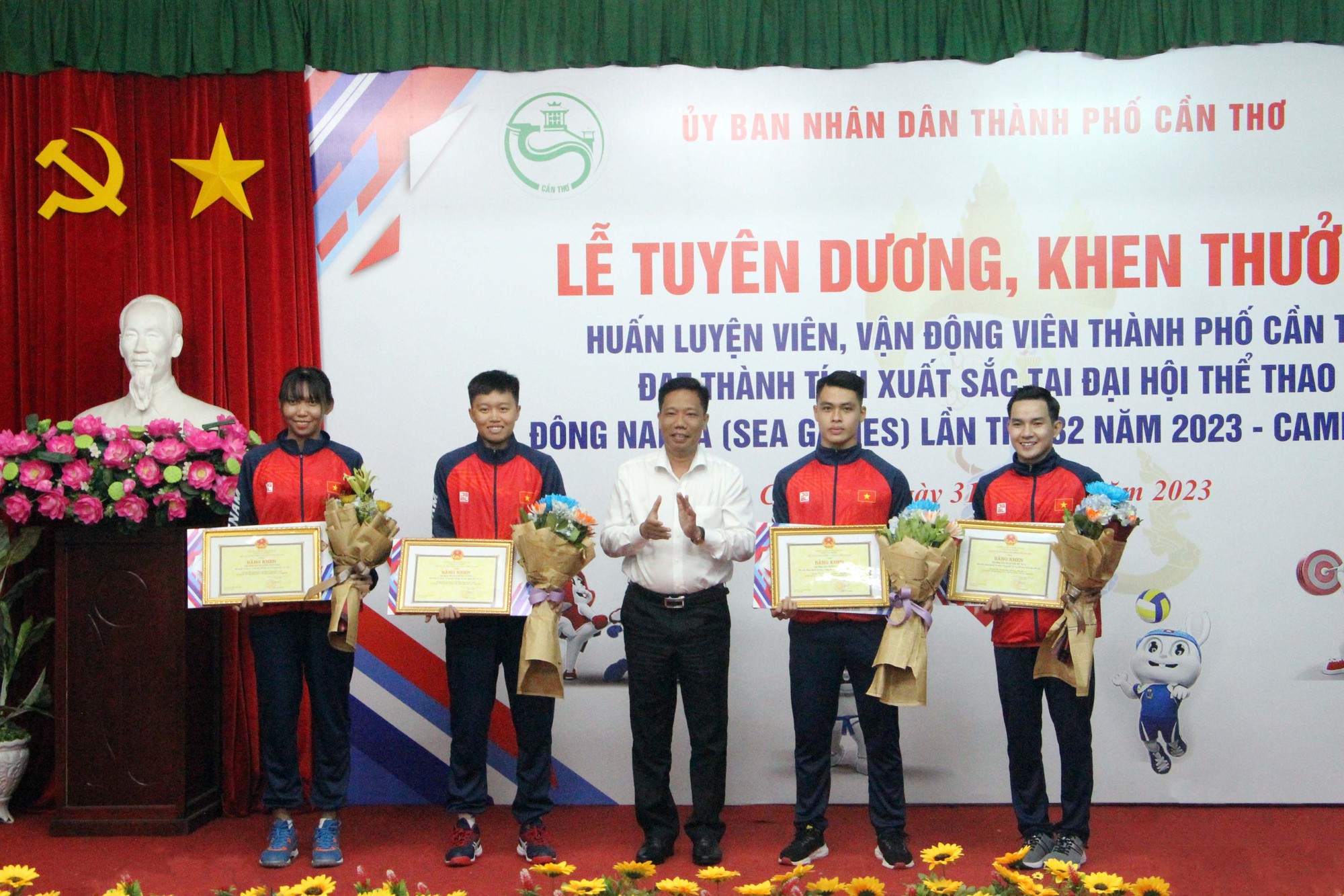 Cần Thơ thưởng gần 800 triệu đồng cho HLV, VĐV giành huy chương tại SEA Games 32 - Ảnh 1.