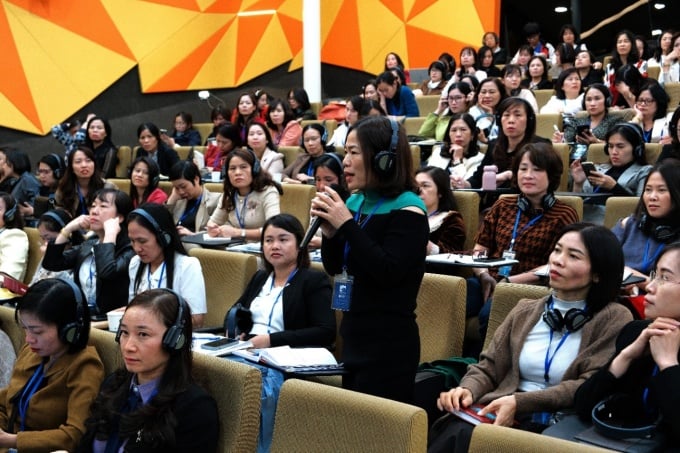 School leaders participate in discussion at the training course. Photo: BUV