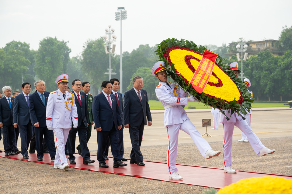 Partei- und Staatsführer sowie Abgeordnete der Nationalversammlung besuchen das Mausoleum von Präsident Ho Chi Minh - Foto 1