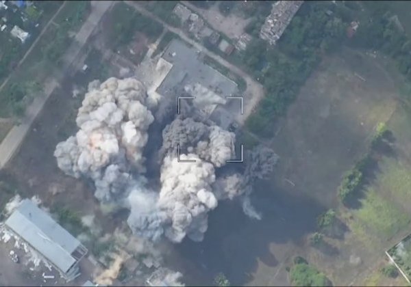 ロシアの戦術ミサイルM142 HIMARSがウクライナを精密攻撃、爆発