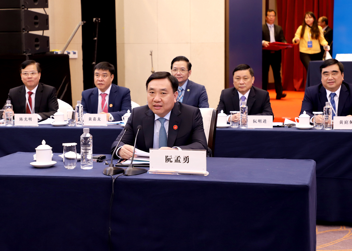 Reunión de principios de primavera entre los secretarios de los Comités provinciales del Partido de Ha Giang, Quang Ninh, Lang Son y Cao Bang (Vietnam) y el secretario del Comité del Partido de la Región Autónoma Zhuang de Guangxi (China) -0