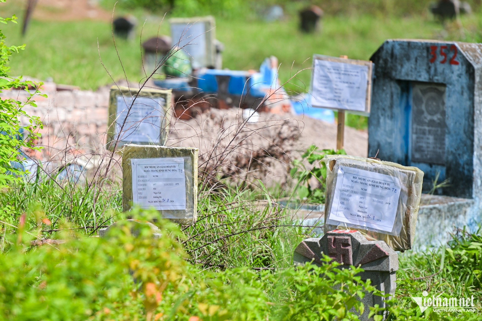 Close-up of the largest cemetery in Ho Chi Minh City, about to become a school and park photo 6