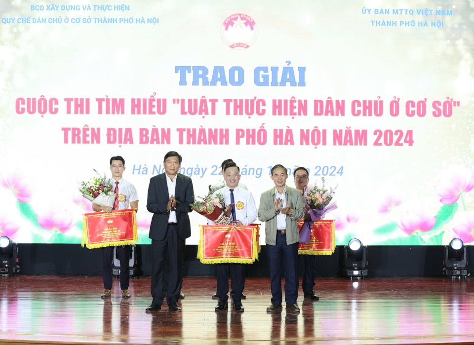 Vụ trưởng Vụ Dân vận các cơ quan Nhà nước - Ban Dân vận T.Ư Đặng Hữu Thọ và Trưởng Ban Dân vận Thành ủy Đỗ Anh Tuấn trao giải Nhì phần thi Sân khấu hóa cho đội huyện Đông Anh