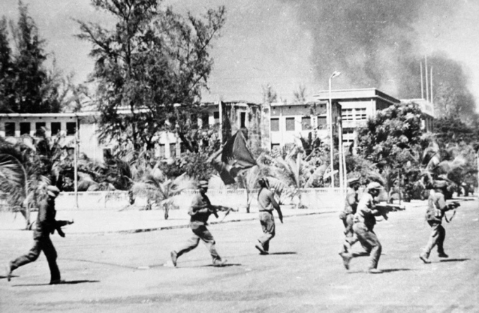 Am 7. Januar 1979 marschierten kambodschanische revolutionäre Streitkräfte und vietnamesische Freiwilligensoldaten in die Hauptstadt Phnom Penh ein, um sie zu befreien. Quelle: QĐND