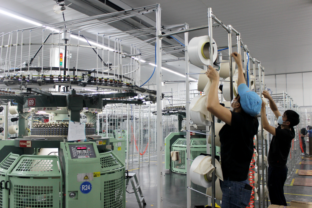 Enterprises increase production and business, contributing to the state budget revenue (In photo: Production of textile products at Vietnam Knitwear Fashion Company Limited in Hai Ha Seaport Industrial Park). Photo: Manh Truong