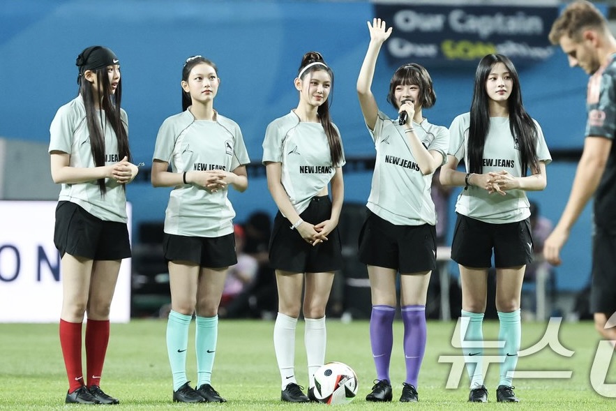 5 miembros de NewJeans dan el puntapié inicial antes del partido. Foto: Naver