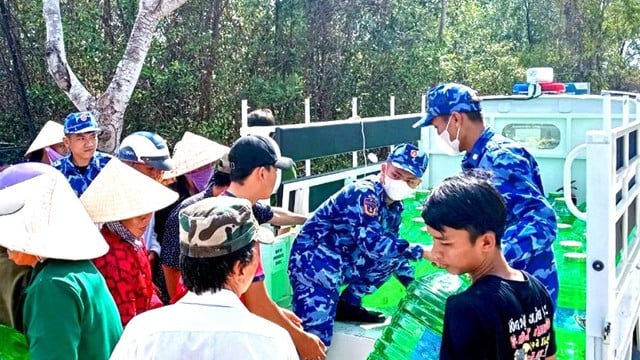 Coast Guard supports people in drought and salinity affected area of ​​Ca Mau