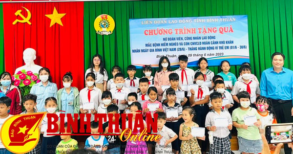 Trao 274 phần quà cho nữ đoàn viên và trẻ em con công nhân khó khăn