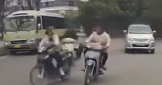 Buscan a dos sujetos que conducían una motocicleta y atropellaron a una mujer en una calle de Hanoi