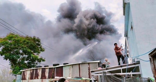 Dãy cửa hàng ở cảng cá Thọ Quang bốc cháy giữa trưa