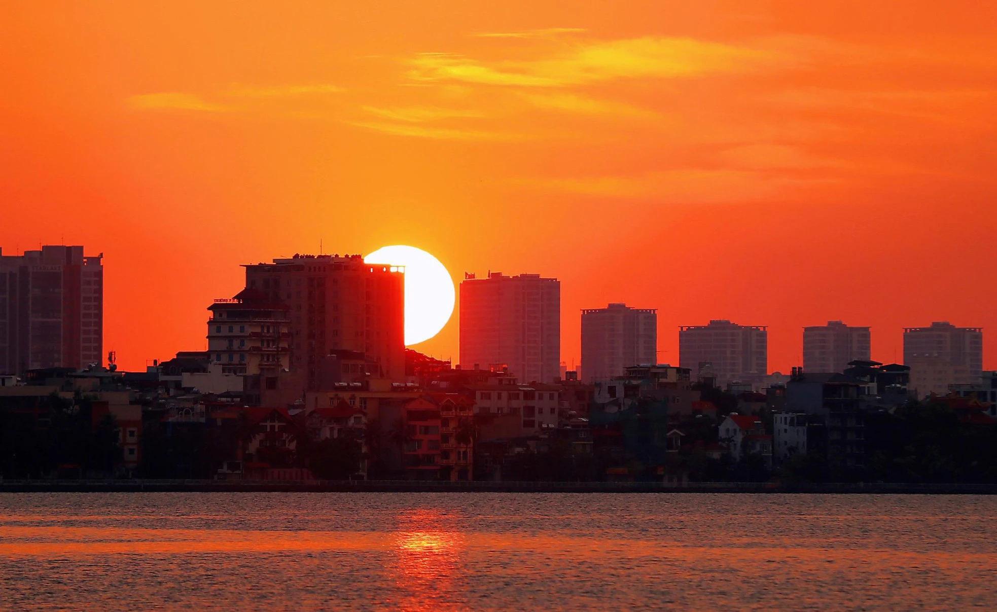 Hanoi ist wunderschön, wenn man den Sonnenuntergang vom Westsee aus beobachtet