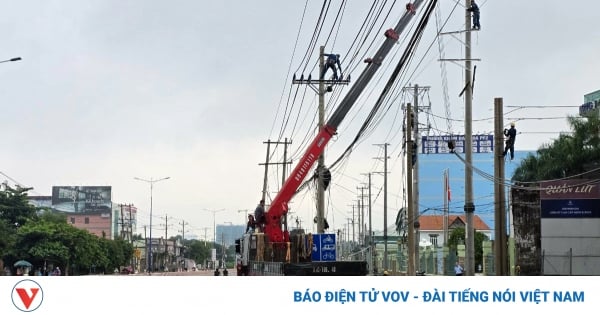 Binh Duong verlegt für den Bau der Nationalstraße 13 zahlreiche Strommasten.