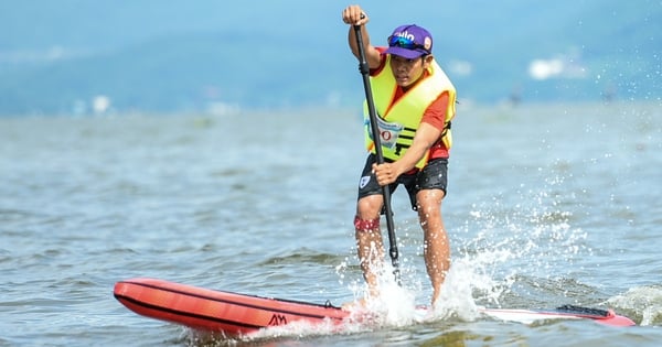 Fierce competition at the sailing and sup racing competition on the sea in Da Nang