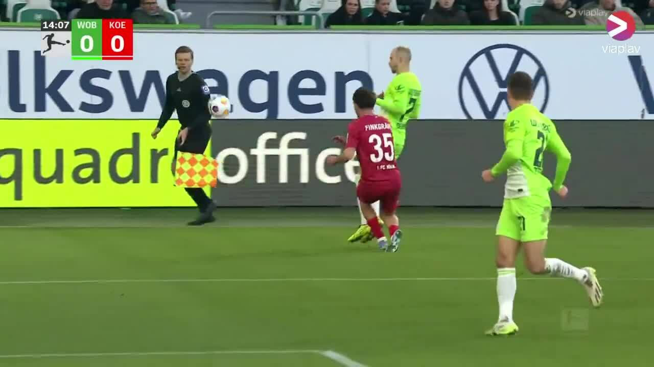 Finkgrafe cleared the ball, leaving the linesman stunned