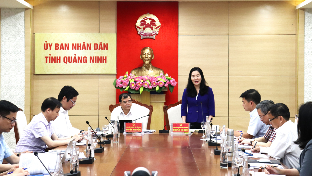 La vicepresidenta del Comité Popular Provincial de Quang Ninh, Nguyen Thi Hanh, habló en la reunión.