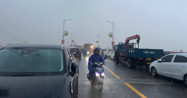 Das Hochwasser steigt schnell an, die Menschen in Quang Binh bringen Autos auf die Brücke, um der Überschwemmung zu entgehen