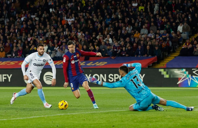 Barca striker Robert Lewandowski dribbles past goalkeeper Paulo Gazzaniga and defender David Lopez during the 2-4 loss to Girona in the La Liga round of 16 at the Olympic Stadium, Barcelona on December 10. Photo: Reuters