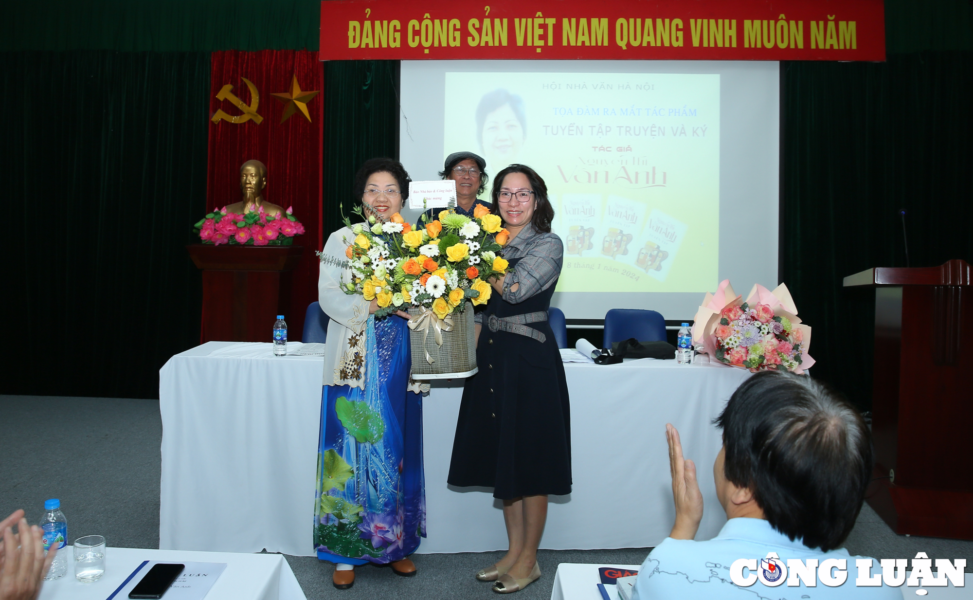 Launch of a collection of short stories and memoirs by journalist and writer Nguyen Thi Van Anh, image 2