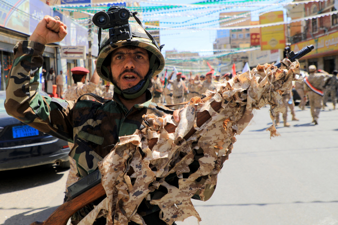 2023年10月、イエメンの首都サナアの街をフーシ派の戦闘員が行進する。写真：AFP