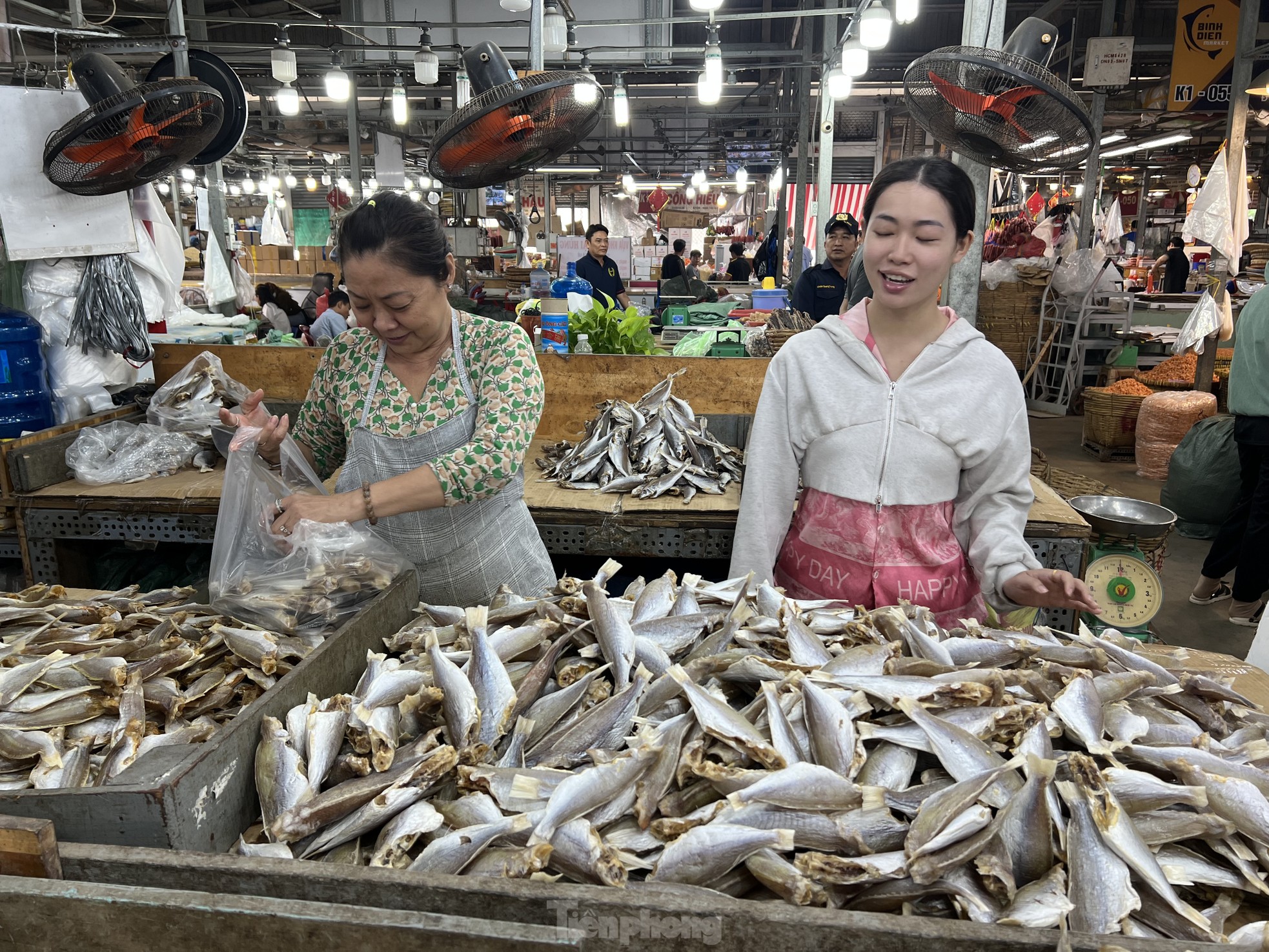 Inside the largest dry goods market in Ho Chi Minh City on the eve of Tet, photo 7