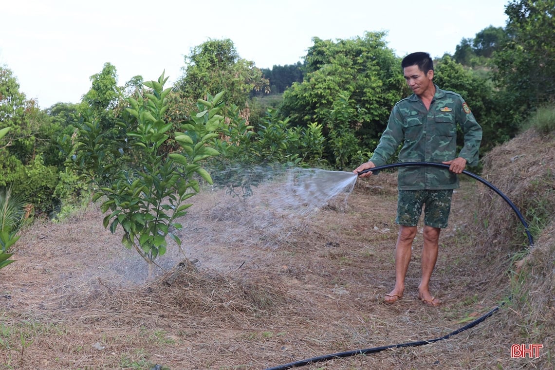 Farmer Vu Quang digs pond to store water to prevent drought for oranges