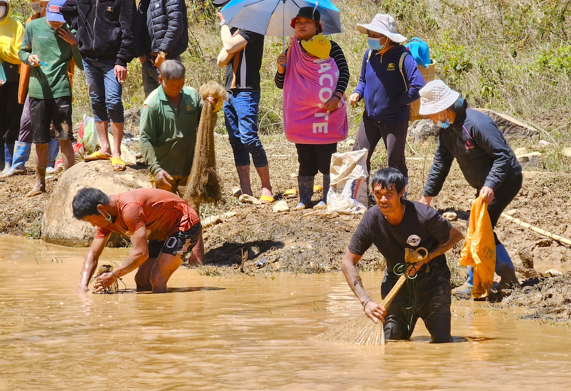 Một hồ thủy điện cao tuổi nhất Việt Nam ở Lâm Đồng, dân tình đang hô nhau bắt cá, vô số cá to 6-7kg/con- Ảnh 6.