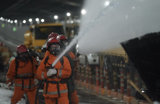 More than 1,279 people participated in a fire drill at the Saigon River Tunnel, photo 7