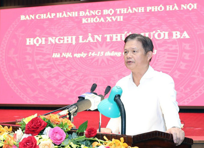 Trưởng ban Tổ chức Thành ủy Hà Nội Vũ Đức Bảo trình bày dự thảo chỉ thị. Ảnh: Thanh Hải