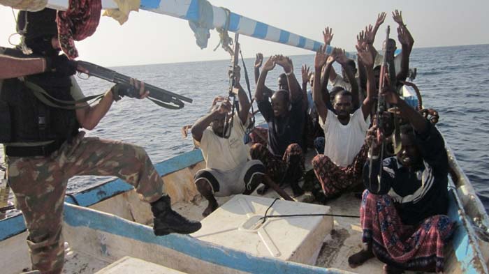 navire de guerre chassant les pirates au large de la Somalie, photo 1