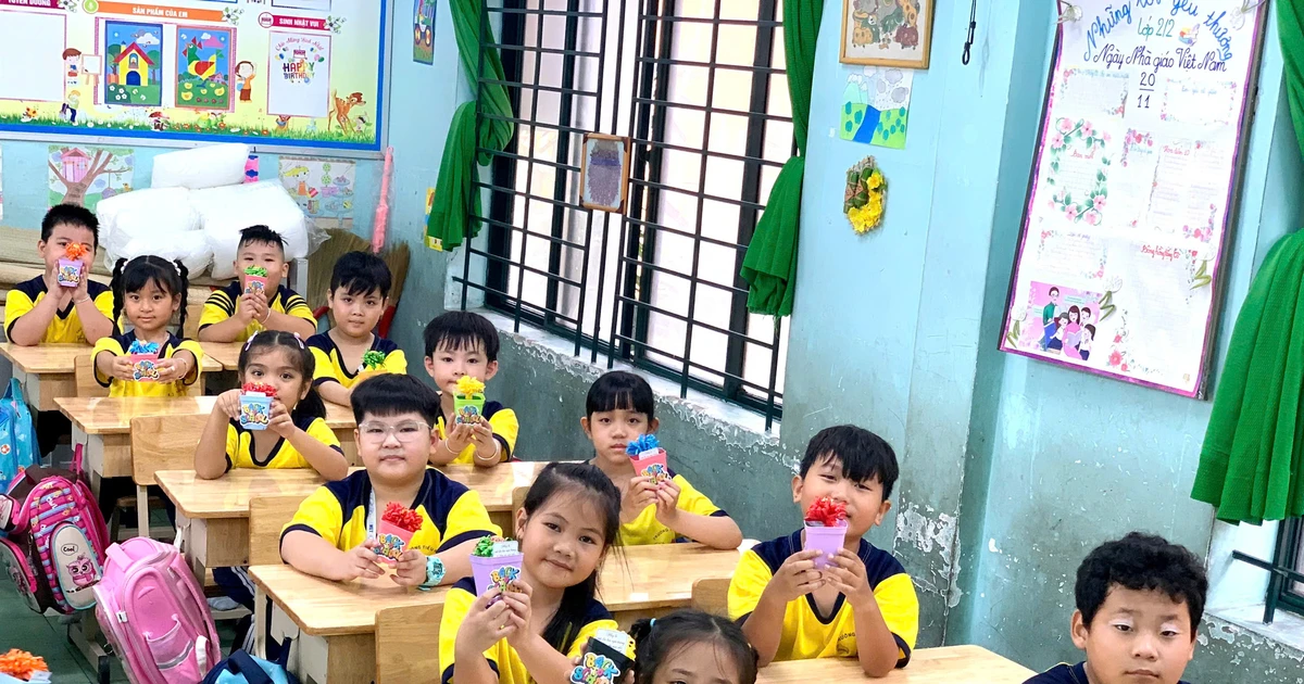 More than 500 students of Ly Nhon Primary School (District 4) returned to school after the roof was blown off.