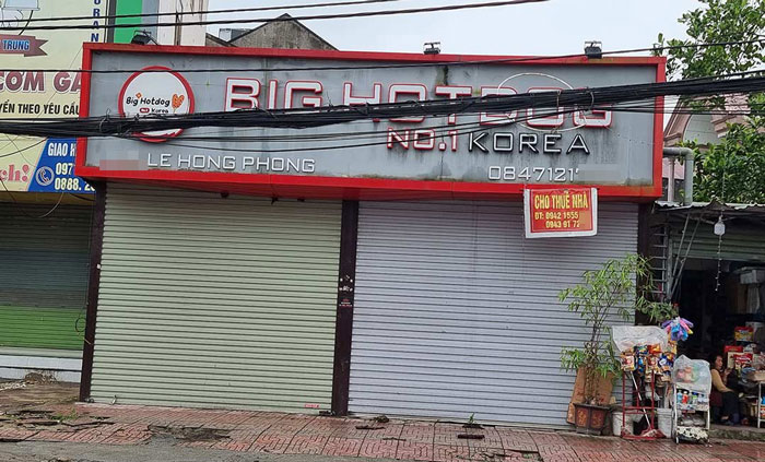 Ein Kioskbesitzer bietet in der Le Hong Phong Straße eine Anzeige zur Vermietung an. Foto: Quang Dai