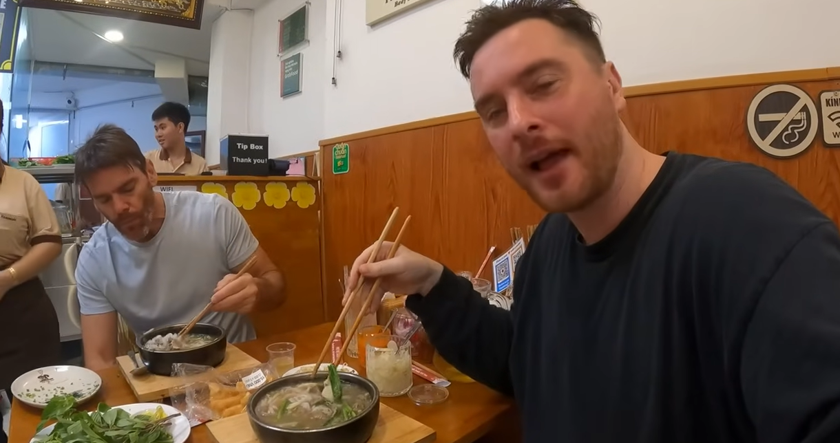 Western tourists try 100k 'self-service' pho for the first time in HCMC, eat 2 bowls in a row because it's delicious