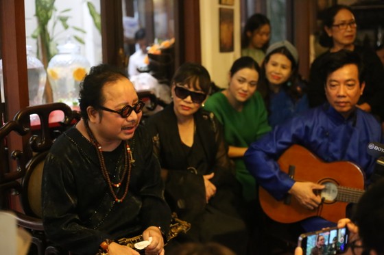 Artist Tran Manh Tuan performs saxophone at the memorial night for Trinh Cong Son photo 2