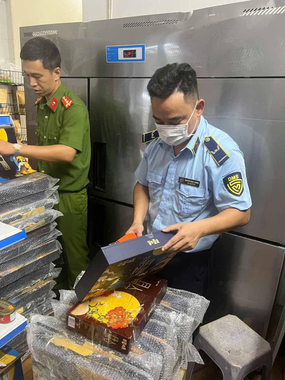 Das Marktmanagementteam Nr. 1 hat mutmaßlich Schmuggelprodukte vorläufig beschlagnahmt. Foto: Hanoi Market Management Department