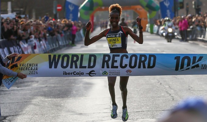 Ngetich erreichte das Ziel und stellte am 14. Januar bei der Valencia Ibercaja 2024 einen Weltrekord im 10-km-Lauf der Frauen auf. Foto: 10K Valencia Ibercaja